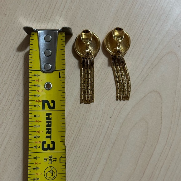 1970s Vintage Monet Gold Tone Tassel Clip On Earrings - Picture 3 of 4